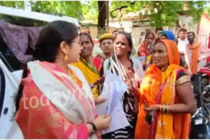 Mirzapur Women expressed their grievances to the DM