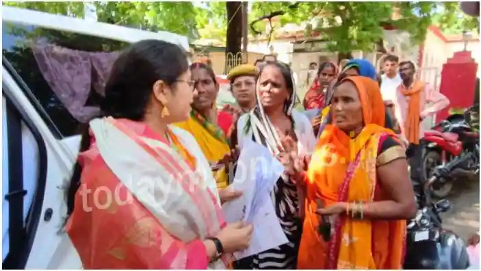 Mirzapur Women expressed their grievances to the DM