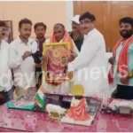 Mirzapur the Municipal Chairman bid farewell to retired Safai Mitra Tarun Kumar