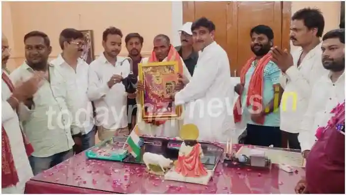 Mirzapur the Municipal Chairman bid farewell to retired Safai Mitra Tarun Kumar