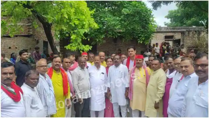 Samajwadi Party delegation met the bereaved family in Bajhan village