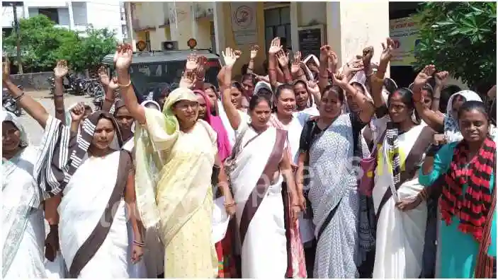 Sonbhadra Asha workers protested over their demands