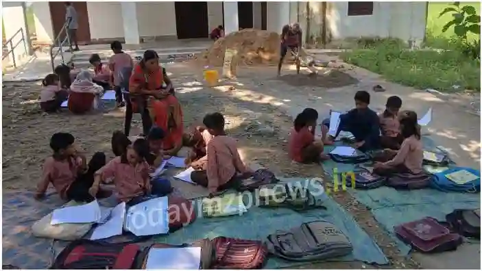 Sonbhadra Children of primary school Bhairopur are yearning for a new building