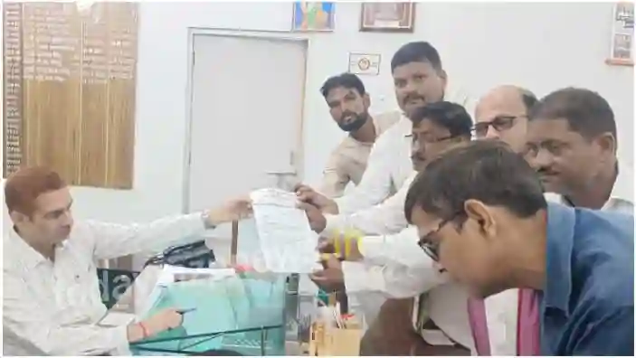 Sonbhadra OBC Congress workers gave a memorandum addressed to the President to the DM