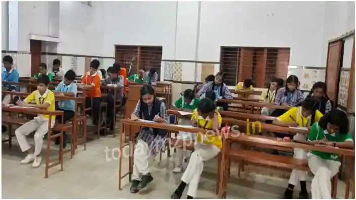 Sonbhadra Speech, essay, poetry and debate competition concluded on Hindi Day
