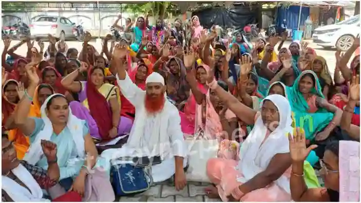 Sonbhadra The cooks protest continued on the second day as well