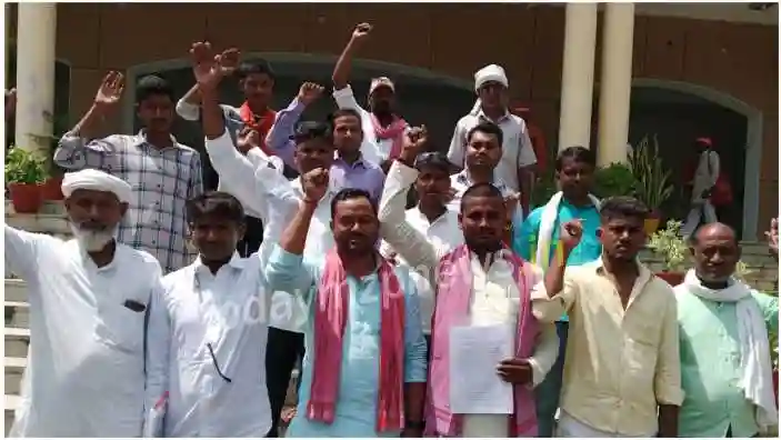 Sonbhadra The village head protested at the collectorate to get the road built