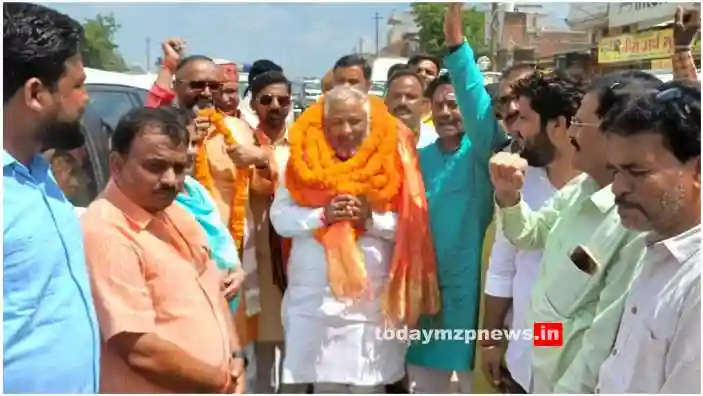 Sonbhadra Transport Minister Dayashankar Singh was warmly welcomed by BJP workers