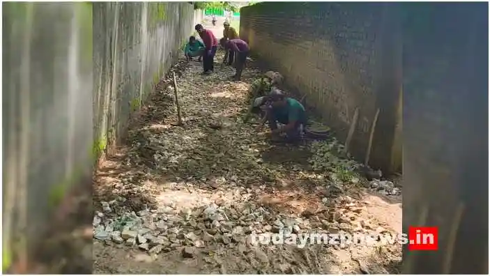 Sonbhadra Ward residents are constructing roads by doing voluntary labour