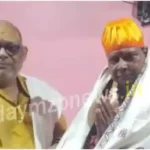 The head of Vindhyavasini temple Shringaria honoured the state minister by wearing a robe