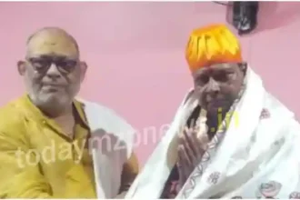 The head of Vindhyavasini temple Shringaria honoured the state minister by wearing a robe