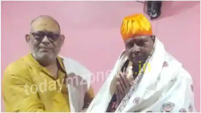 The head of Vindhyavasini temple Shringaria honoured the state minister by wearing a robe