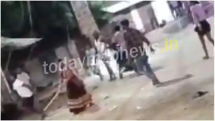 There was heavy stone pelting in Dhoomanganj police station area of ​​Prayagraj