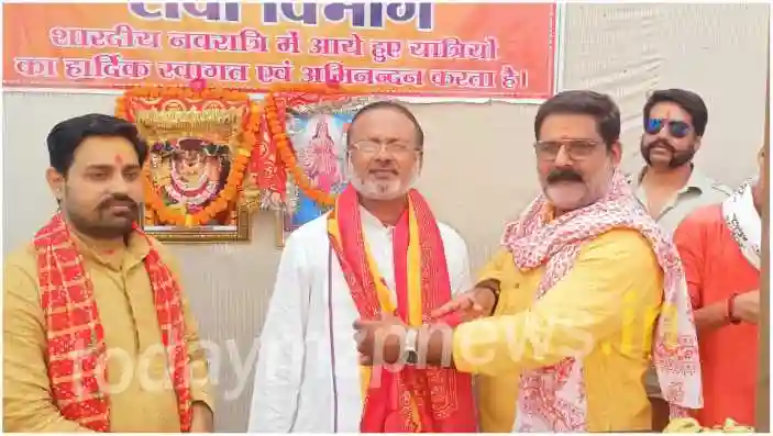 BJP leader Manoj Jaiswal distributed fruits to the devotees at Vindhyachal Dham