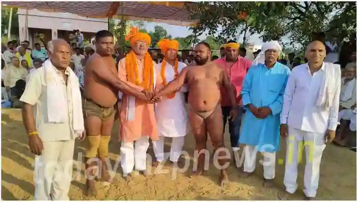 BJP leader Manoj Jaiswal inaugurated the Dugraha wrestling competition