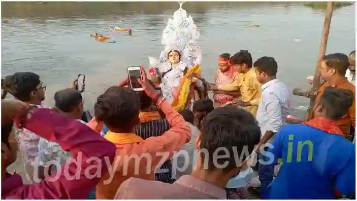 Durga Puja idol immersion ceremony concluded in Mirzapur