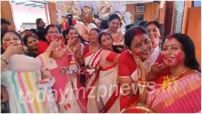 Farewell to Maa Durga in Mirzapur, women of Bengali society played Sindoor