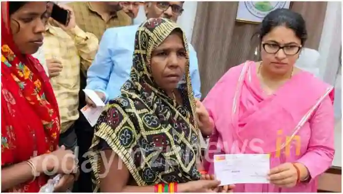 Mirzapur Families of two victims of poisonous liquor received a cheque of Rs 1 lakh each