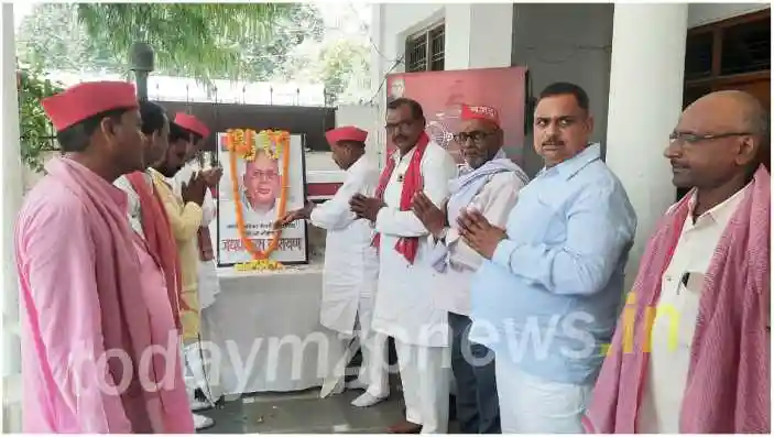 Mirzapur Samajwadi Party celebrated the 118th birth anniversary of Loknayak Jai Prakash Narayan