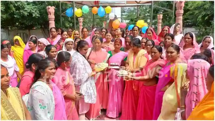 Sonbhadra Anganwadi Joint Front protested by standing under Gandhi statue