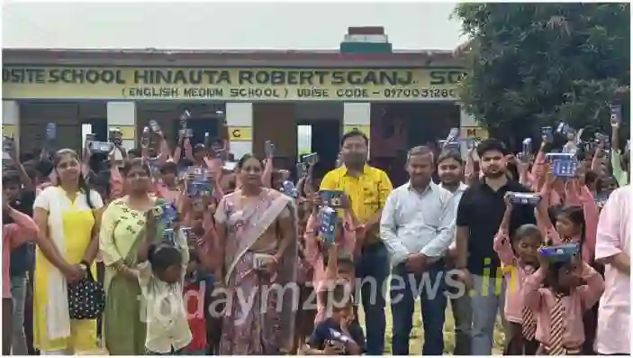 Sonbhadra Marwari Yuva Manch distributed food items among children