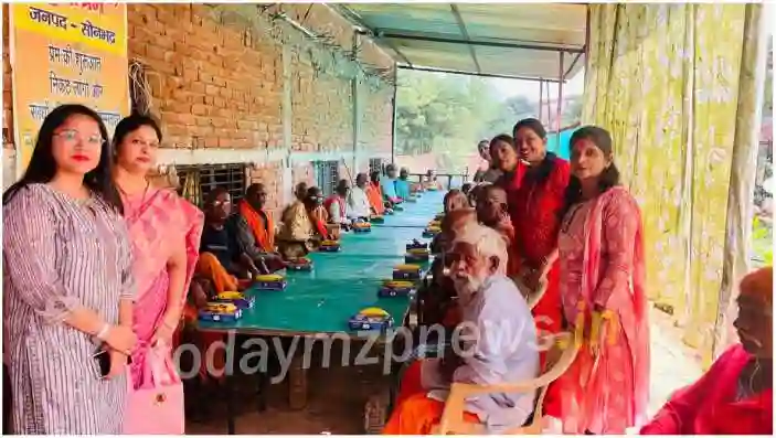 Sonbhadra Marwari youth forum distributed fruits in the women wing of Son old age home