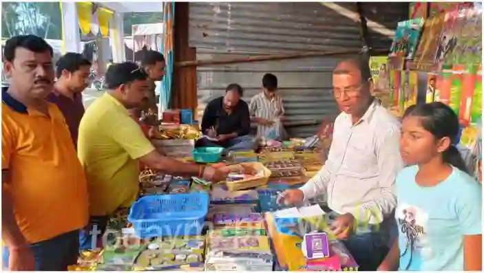 Sonbhadra The joint magistrate inspected the firecracker shop