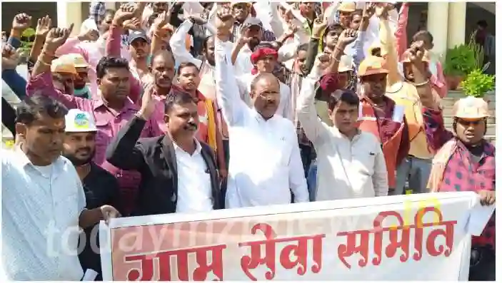 Sonbhadra Workers protested for payment under the banner of Gram Seva Samiti