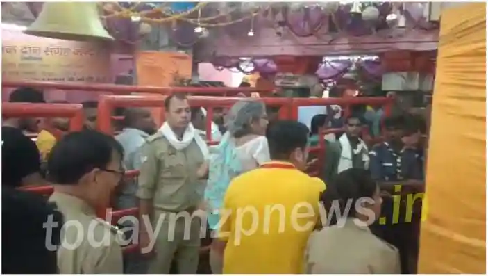 Vindhyachal, an elderly woman was made to sit on the shoulders and given darshan of Maa Vindhyavasini