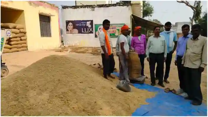 ADCO Chunar OP Yadav inspected paddy purchasing centres