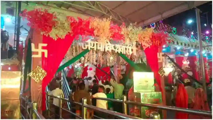 Maa Vindhyavasini temple decorated like a bride