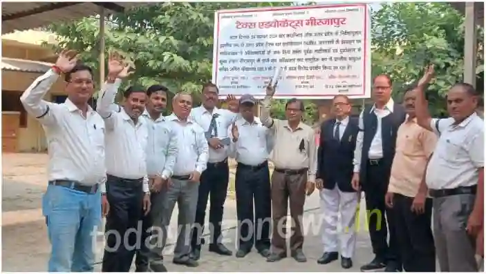 Mirzapur Lawyers staged a sit-in protest