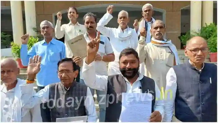 Sonbhadra Protested by protesting in the Collectorate premises