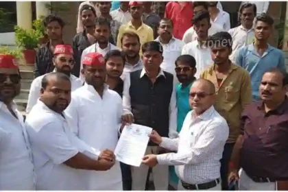 Sonbhadra Samajwadi Chhatra Sabha protested at the Collectorate