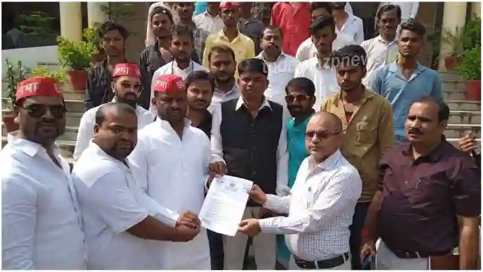 Sonbhadra Samajwadi Chhatra Sabha protested at the Collectorate