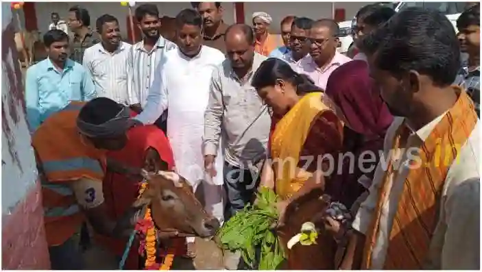 Sonbhadra The Municipal Chairman gave a message by worshipping cow on Govardhan Puja