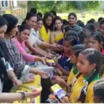 Sonbhadra. Innerwheel Club Arya distributed material among children