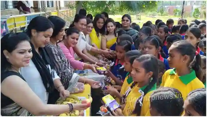 Sonbhadra. Innerwheel Club Arya distributed material among children