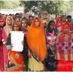 Angry villagers submitted a memorandum to Mirzapur DM