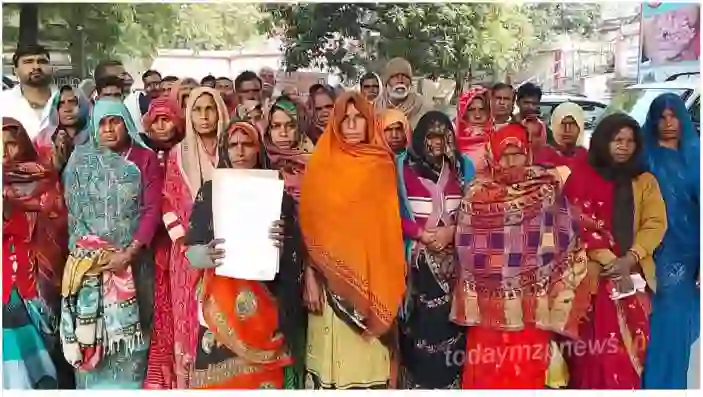 Angry villagers submitted a memorandum to Mirzapur DM