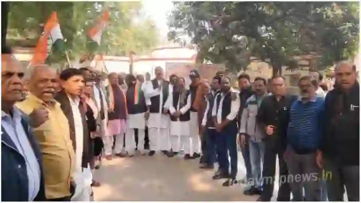 Congress workers demonstrated at Mirzapur Collectorate