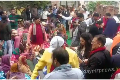 Kachhwa The faces of the needy lit up after getting blankets and woolen clothes