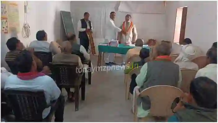 Mirzapur Sikhar in-charge Manoj Jaiswal reached the BJP workshop