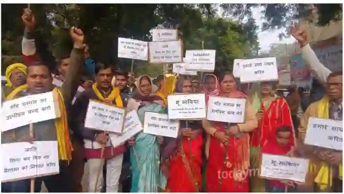 Protest in Mirzapur on the issue of cancellation of land scale