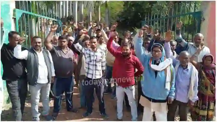 Sonbhadra Angry farmers protested when they did not get garlic seeds