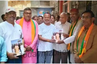 BJP leader Manoj Jaiswal did door-to-door contact in Shivala Mahant Ward