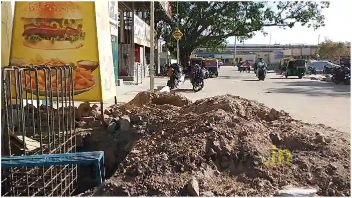 Shopkeepers struggle against the arbitrariness of railways in Mirzapur