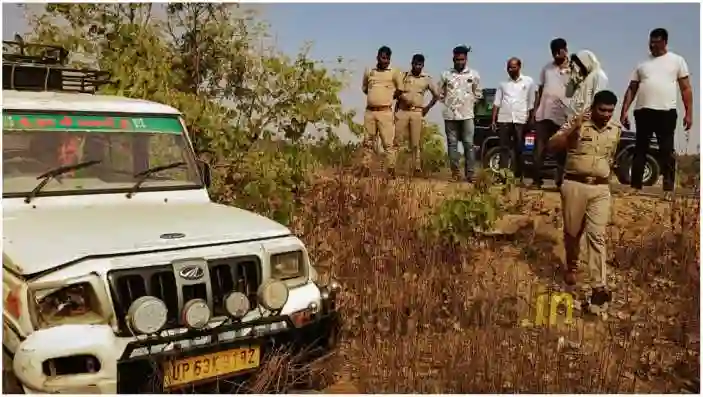 Patehra Dozens of passengers injured when a passenger vehicle overturns